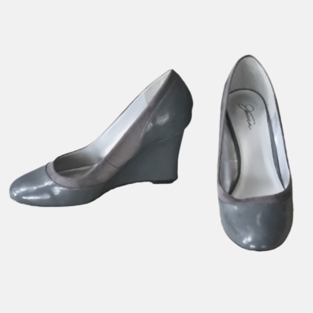 GRAY WEDGE PUMPS ( SIZE 9M )